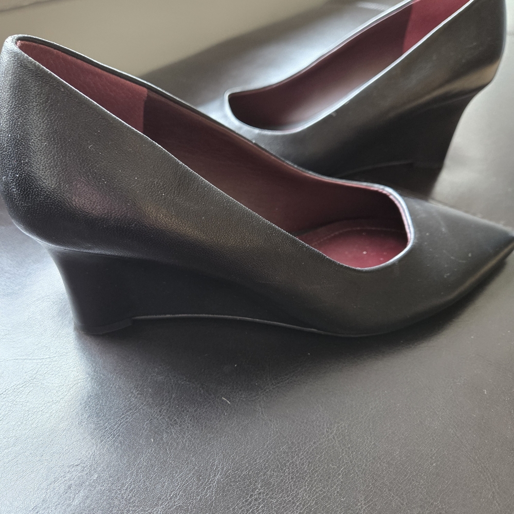 Franco Sarto Black Wedge Pumps with Burgundy Lining